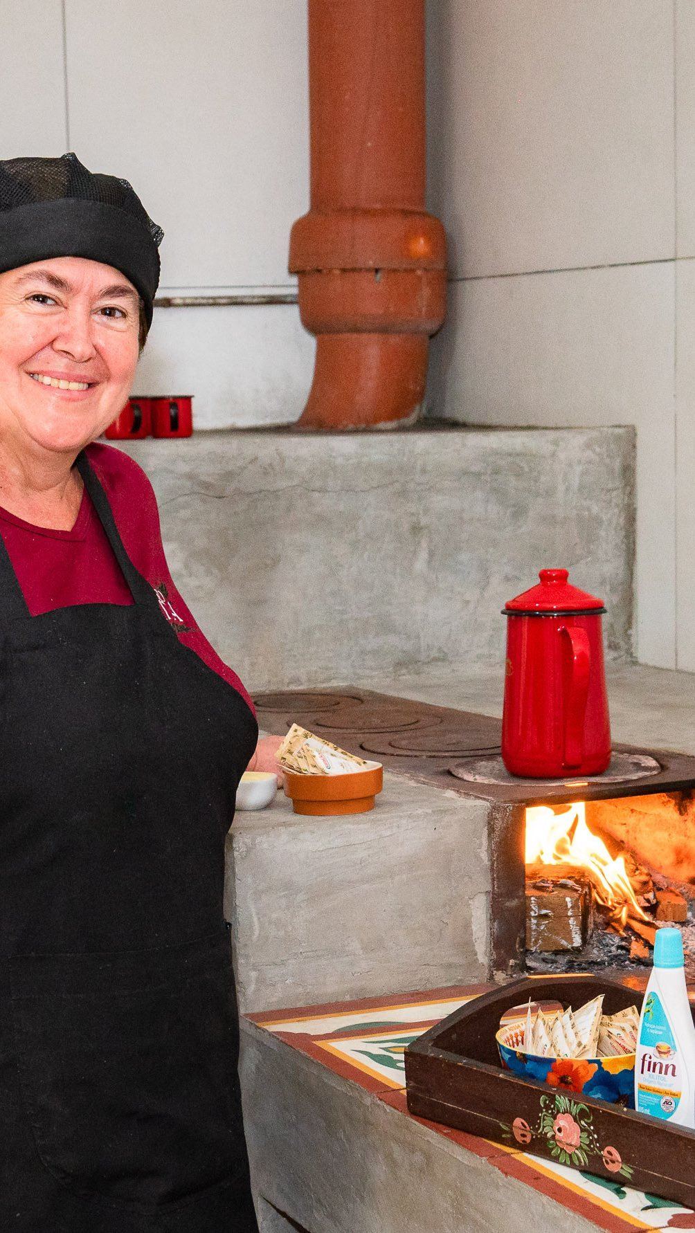 Dona Rita preparando o café da manhã