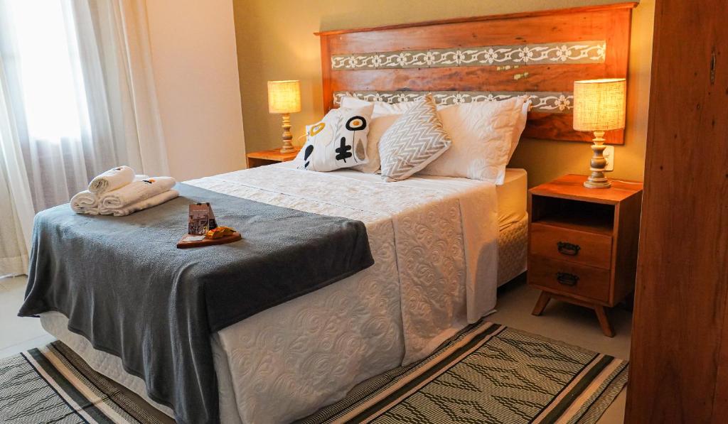 Quarto com cama queen-size e varanda